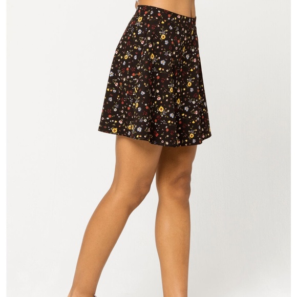 IVY & MAIN Floral A-Line Mini Skirt - Picture 5 of 8
